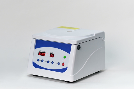 Máquina de centrífuga de baixa ruído 4000 RPM de baixa velocidade 2100xg RCF para aplicações de laboratório de rotina