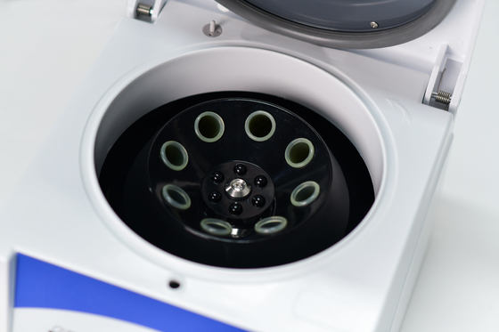 Máquina de centrífuga de baixa ruído 4000 RPM de baixa velocidade 2100xg RCF para aplicações de laboratório de rotina